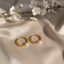 Brinco Argola Dourada com Pérola – Toque Clássico com Alma Moderna