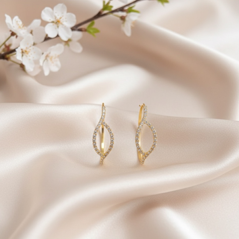 Argola Dourada com Zircônias – Design Moderno e Brilho Sofisticado