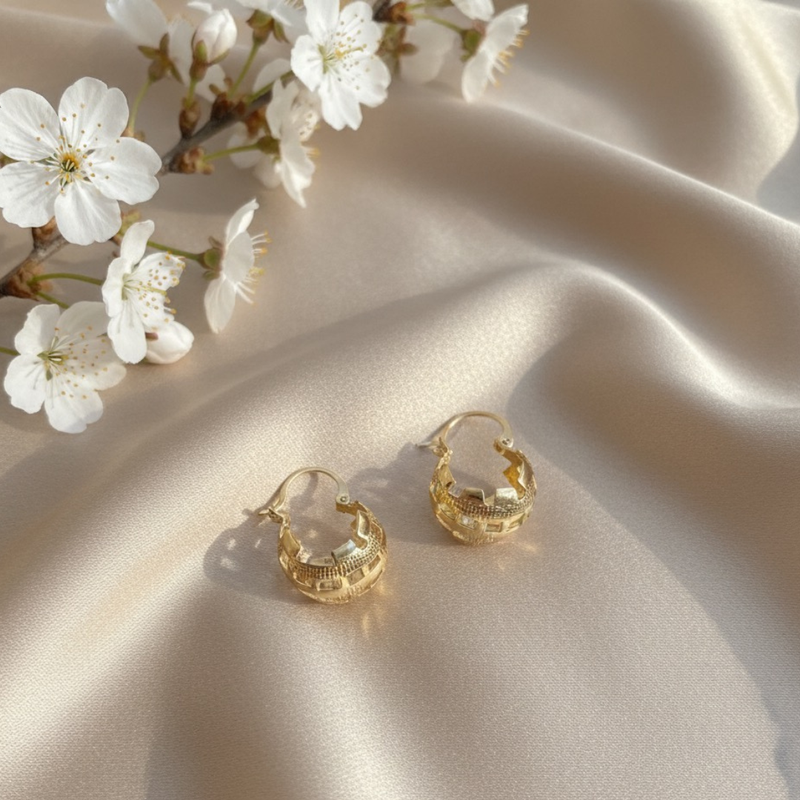 Brinco Dourado Vazado em Design Geométrico – Sofisticação com Leveza