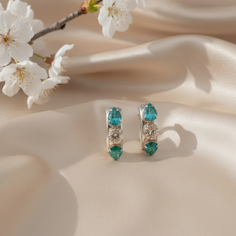 Brinco Trio de Pedras Verdes e Cristal – Banho Prateado