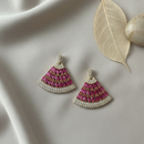 Brinco Leque Dourado com Pedras Rosas – Glamour e Sofisticação