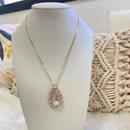 Colar Dourado com Pingente de Gota e Cristais – Sofisticação em Cada Detalhe