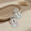 Brinco Maxi Leque Prateado – Modernidade e Sofisticação