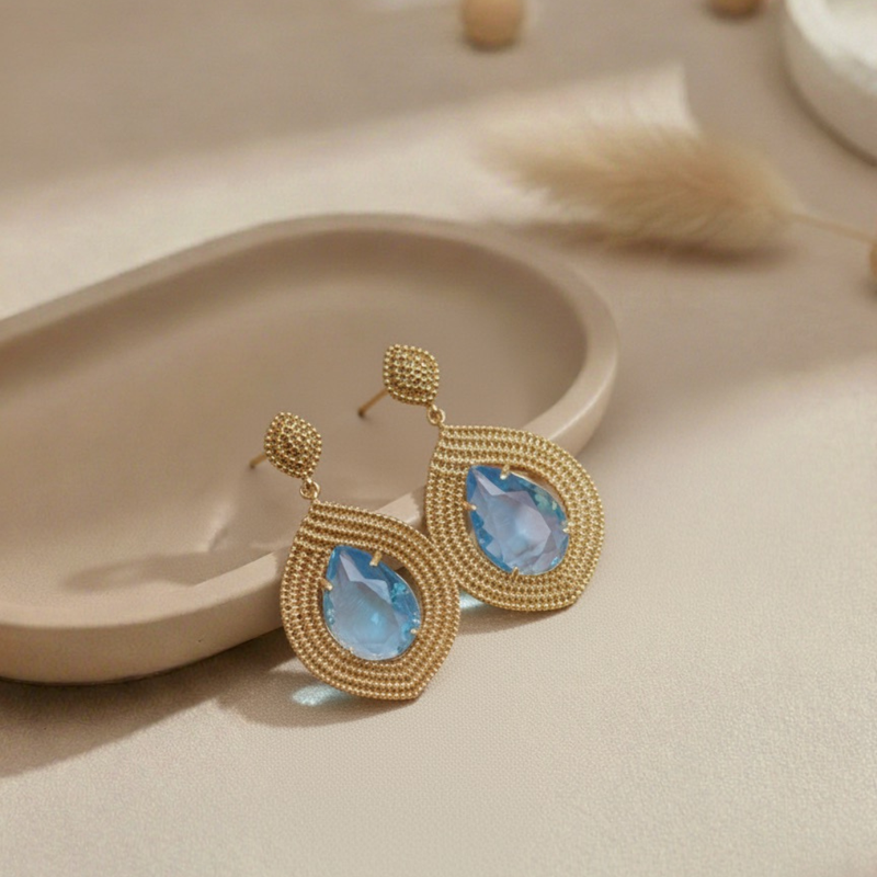Brinco Gota Dourado com Pedra Azul Cristal – Sofisticação e Elegância