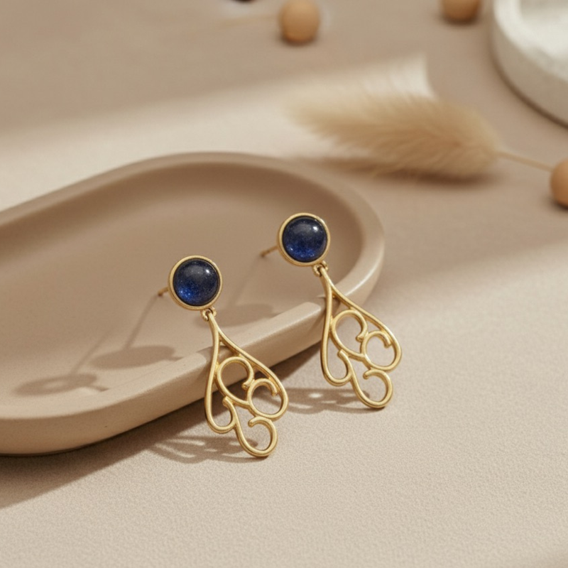 Brinco Dourado com Pedra Azul Escuro – Charme e Sofisticação