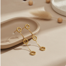 Brinco Longo Dourado Minimalista – Elegância e Sofisticação