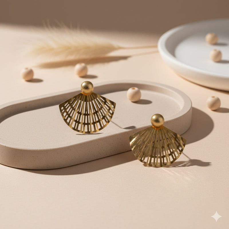 Brinco Leque Dourado Vazado – Sofisticação e Leveza