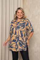 Camisa plus size estampada bege e azul