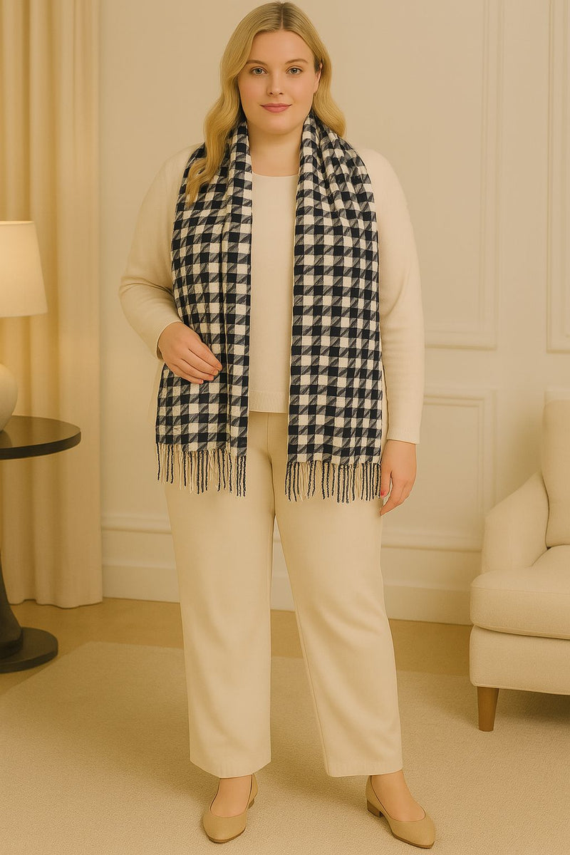 Echarpe Xadrez Preto e Branco com Franjas – Elegância Clássica para Dias Frios