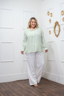 Camisa Listrada Verde e Branca Elegância e Conforto para Todos os Momentos