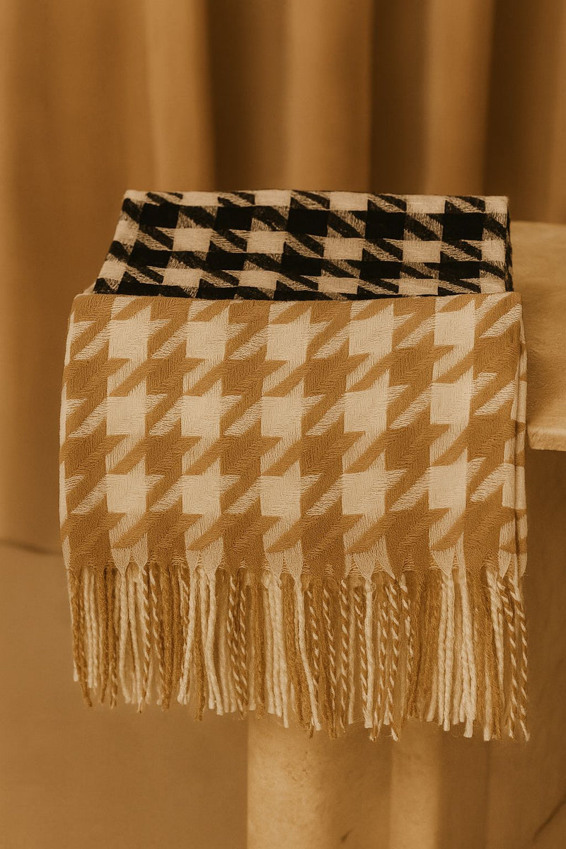 Echarpe Pied-de-Poule Caramelo com Franjas – Clássico Atemporal com Toque Moderno