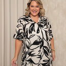 Camisa plus size manga curta preta e off-white chic