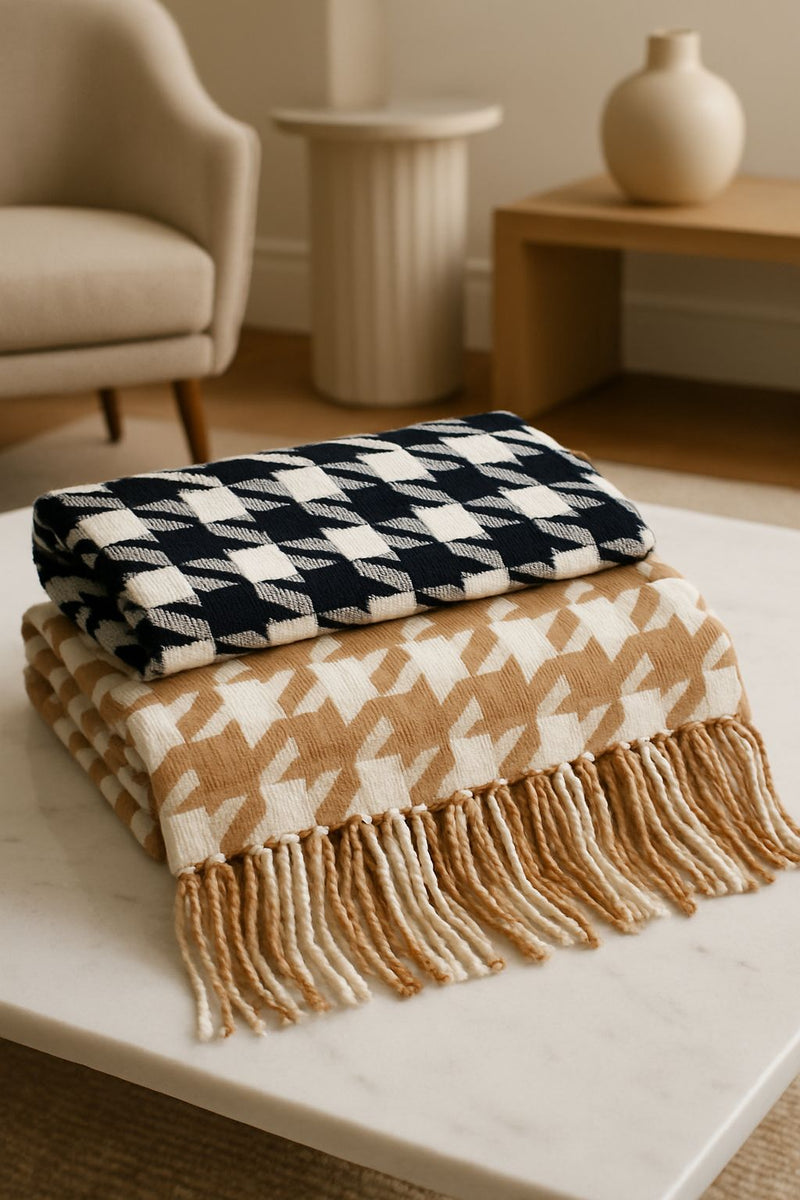 Echarpe Xadrez Preto e Branco com Franjas – Elegância Clássica para Dias Frios
