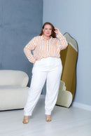 Camisa Listrada Caramelo e Branca Elegância e Conforto para Mulheres Plus Size e Midsize