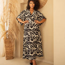 Vestido longo estampado plus size em viscose que modela a cintura