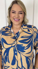 Camisa plus size estampada bege e azul