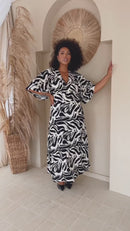 Vestido longo estampado plus size em viscose que modela a cintura